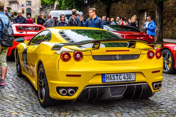 ALEMANHA, FULDA - JUL 2019: luzes retrovisores de amarelo FERRARI F430 Tipo F131 cabrio é um carro esportivo produzido pela fabricante italiana de automóveis Ferrari de 2004 a 2009 como sucessor da Ferra — Fotografia de Stock