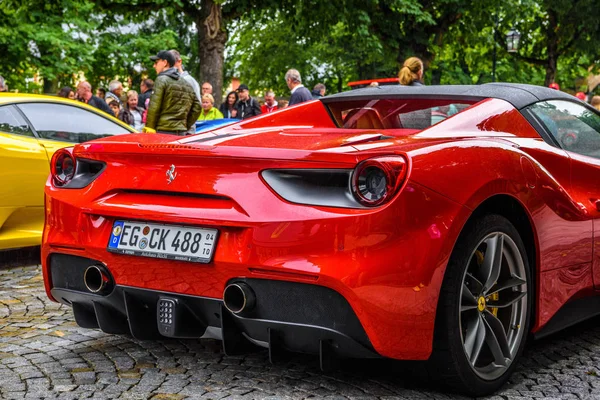 Німеччина, Фульда-Липень 2019: задні ліхтарі червоного Ferrari 488 Spider типу F142m купе середнього двигуна спортивний автомобіль виробництва італійського автовиробника Ferrari. Автомобіль є оновлення до 45 — стокове фото