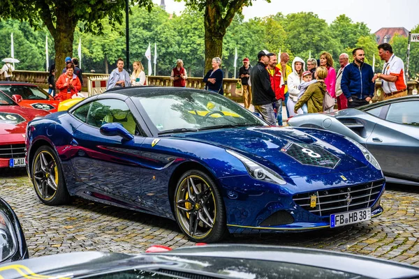 ALEMANIA, FULDA - JUL 2019: azul oscuro FERRARI CALIFORNIA Tipo F149 coupé es un gran turismo deportivo producido por el fabricante italiano de automóviles Ferrari. Es un descapotable de dos puertas. ¿Qué? — Foto de Stock