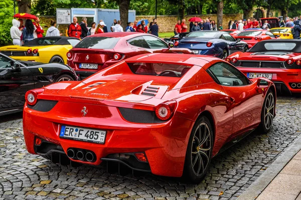 ALEMANIA, FULDA - JUL 2019: el cupé rojo FERRARI 458 SPIDER se presentó en el Salón del Automóvil de Frankfurt 2011. Esta variante convertible de la 458 Italia cuenta con una tapa dura retráctil de aluminio que, acc — Foto de Stock