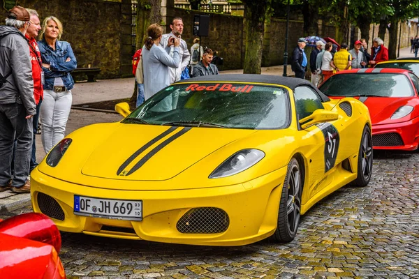 ALEMANIA, FULDA - JUL 2019: amarillo FERRARI F430 Tipo F131 cabrio es un automóvil deportivo producido por el fabricante italiano de automóviles Ferrari de 2004 a 2009 como sucesor del Ferrari 360. El coche es — Foto de Stock