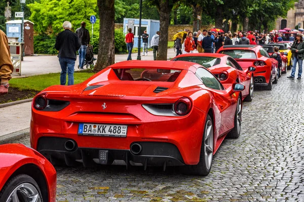 ALEMANIA, FULDA - JUL 2019: luces retrovisoras de rojo FERRARI 488 SPIDER Type F142M coupé es un coche deportivo de motor medio producido por el fabricante italiano de automóviles Ferrari. El coche es una actualización de la 45 — Foto de Stock