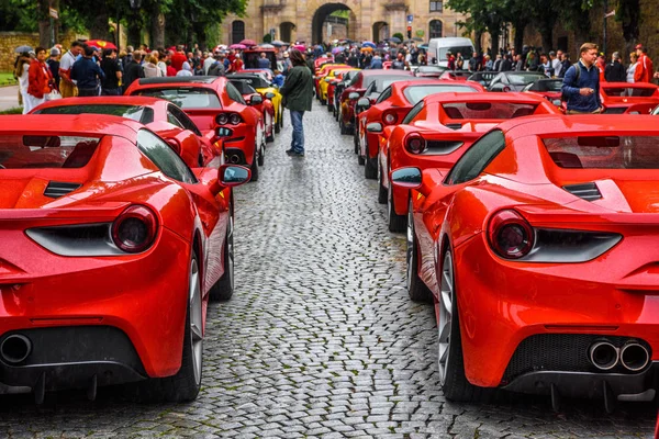 ALEMANHA, FULDA - JUL 2019: luzes retrovisores do vermelho FERRARI 488 SPIDER Tipo F142M coupe é um carro esportivo mid-engine produzido pela fabricante italiana de automóveis Ferrari. O carro é uma atualização para o 45 — Fotografia de Stock