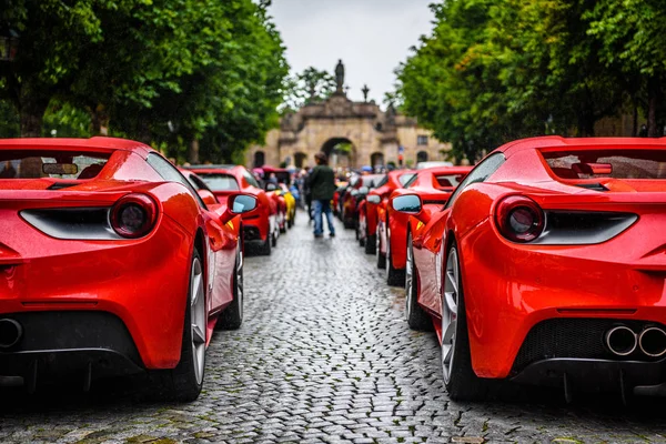 ALEMANHA, FULDA - JUL 2019: luzes retrovisores do vermelho FERRARI 488 SPIDER Tipo F142M coupe é um carro esportivo mid-engine produzido pela fabricante italiana de automóveis Ferrari. O carro é uma atualização para o 45 — Fotografia de Stock