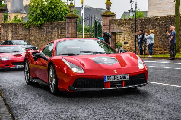 ALEMANHA, FULDA - JUL 2019: vermelho FERRARI 488 coupé Tipo F142M é um carro esportivo mid-engine produzido pela fabricante italiana de automóveis Ferrari. O carro é uma atualização para o 458 com notável exterior e — Fotografia de Stock