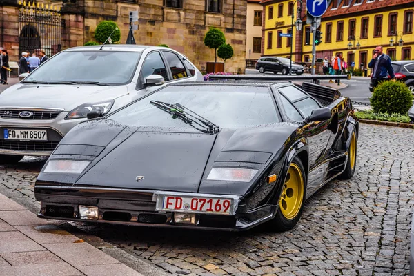 ドイツ、フルダ - 2019年7月:黒のランボルギーニ・カウンタックは、1974年から1990年にかけてイタリアの自動車メーカーランボルギーニが生産した後部ミッドエンジン、後輪駆動のスポーツカーです。の一つです。 — ストック写真