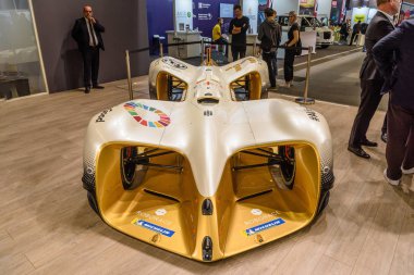 Frankfurt, Almanya - Eylül 2019: beyaz sarı Roborace bir oto