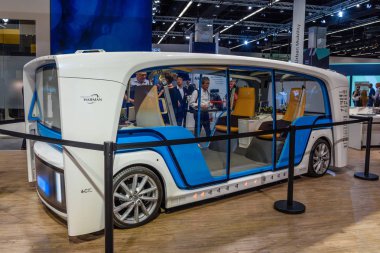Frankfurt, Almanya - Eylül 2019: beyaz mavi sürücüsüz servis otobüsü Rinspeed Snap, Iaa International Motor Show Auto Exhibtion
