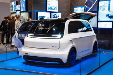 Frankfurt, Almanya - Eylül 2019: beyaz otonom servis otobüsü DlR Ngc Umv Urban Modüler Araç, Iaa International Motor Show Auto Exhibtion