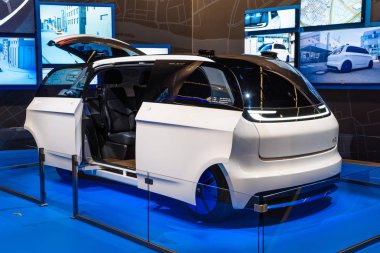 Frankfurt, Almanya - Eylül 2019: beyaz otonom servis otobüsü DlR Ngc Umv Urban Modüler Araç, Iaa International Motor Show Auto Exhibtion