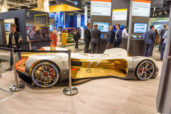 Frankfurt, Německo-Sept 2019: bílá žlutá Roborace je autonomní hnací, elektricky poháněné vozidlo. Jejím cílem je první světový šampionát pro autonomní automobily IAA International motor — Stock fotografie