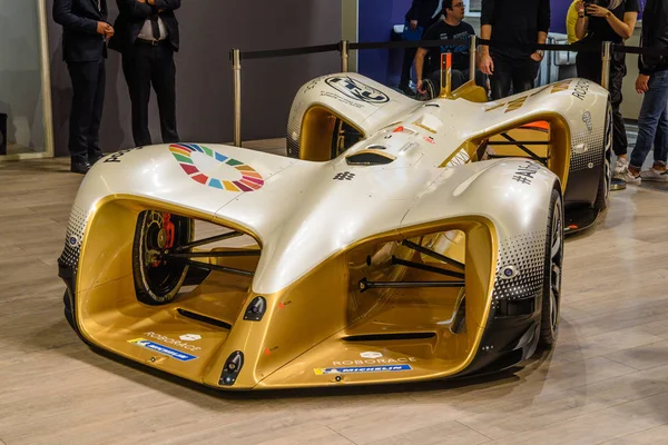 FRANKFURT, ALEMANHA - SEPT 2019: ROBORACE amarelo-branco é um veículo autônomo, motorizado eletricamente. Ele tem como objetivo ser o primeiro campeonato mundial de carros autônomos, IAA International Motor — Fotografia de Stock