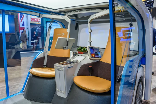 FRANCESCO, GERMANIA - SET 2019: bus navetta blu bianco senza conducente RINSPEED SNAP, Salone Internazionale dell'Automobile IAA Auto Exhibtion — Foto Stock