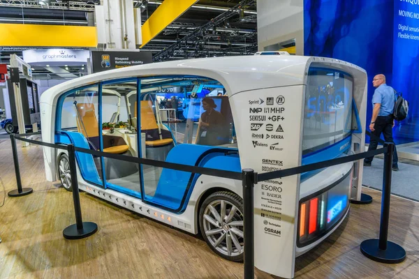 FRANKFURT, ALEMANIA - SEPTIEMBRE 2019: autobús lanzadera sin conductor blanco azul RINSPEED SNAP, IAA International Motor Show Auto Exhibtion — Foto de Stock