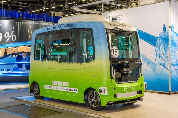 Frankfurt, Německo-Sept 2019: zelený modrý Easymile Ez10 na Bateriově napájený autonomní elektrický autobus navržený a prodávaný společností Easymile, mezinárodní motorické show — Stock fotografie