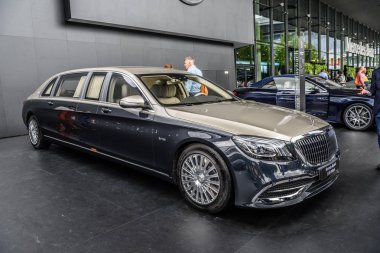 Frankfurt, Almanya - Eylül 2019: gümüş siyah yeni Mercedes-Benz Maybach S 650 Pullman Vv 222 , Iaa Uluslararası Motor Show Otomatik Exhibtion