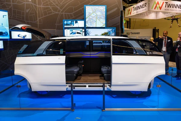 FRANCESCO, GERMANIA - SET 2019: bus navetta autonomo bianco DLR NGC UMV Urban Modular Vehicle, Salone Internazionale dell'Automobile IAA Auto Exhibtion — Foto Stock