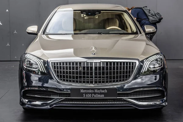 FRANKFURT, ALEMANIA - SEPTIEMBRE 2019: plata negro nuevo MERCEDES-BENZ M — Foto de Stock