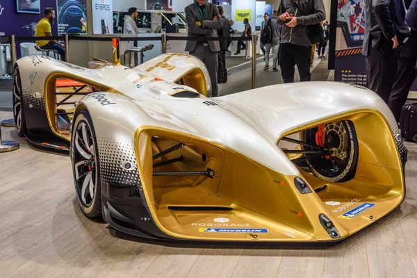 FRANKFURT, ALEMANIA - SEPTIEMBRE 2019: blanco amarillo ROBORACE es un vehículo autónomo con motor eléctrico. Su objetivo es ser el primer campeonato mundial de coches autónomos, IAA International Motor — Foto de Stock