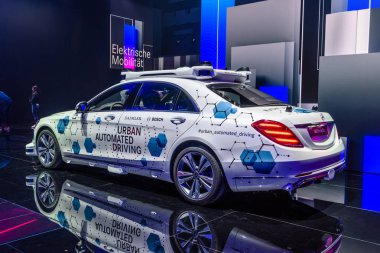Frankfurt, Almanya - Eylül 2019: beyaz Mercedes-Benz Robo-Taxi S Class otonom sürücüsüz sürücüsüz araba, Iaa International Motor Show Auto Exhibtion