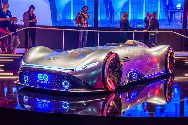 Франкфурт-на-Майні, Німеччина-Вересень 2019: Mercedes-Benz Vision EQ Срібний стрілка електричний гоночний автомобіль, МАА Міжнародний автосалон Auto виставці — стокове фото