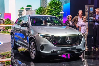 Frankfurt, Almanya - Eylül 2019: gümüş Mercedes-Benz Eqc 400 N293 tam elektrikli kompakt lüks Suv, Iaa International Motor Show Auto Exhibtion