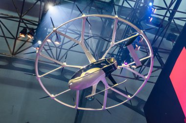 Frankfurt, Almanya - Eylül 2019: beyaz Volocopter 2x, Bruchsal'lı Volocopter Gmbh tarafından tasarlanan ve üretilen, Ae'de tanıtılan, isteğe bağlı olarak pilotlu, çok rotorlu elektrikli helikopterden oluşan alman iki koltuklu