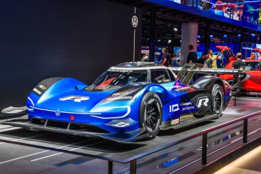 Frankfurt, Almanya - Eylül 2019: mavi siyah Volkswagen Vw I.D. R Volkswagen'in I.D. Projesi'nin bir parçası olarak tasarlanmış ve Volkswagen'in R otomobil serisi d dahil bir prototip tamamen elektrikli araç
