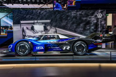 Frankfurt, Almanya - Eylül 2019: mavi siyah Volkswagen Vw I.D. R Volkswagen'in I.D. Projesi'nin bir parçası olarak tasarlanmış ve Volkswagen'in R otomobil serisi d dahil bir prototip tamamen elektrikli araç
