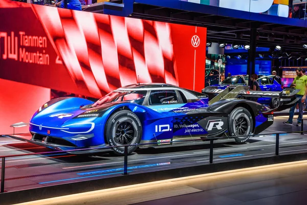 Франкфурт-на-Майні, Німеччина-Вересень 2019: Blue Black Volkswagen VW ID R-це прототип повністю електричного транспортного засобу, призначеного в рамках проекту ID компанії Volkswagen, і включений до серії R автомобілів Volkswagen — стокове фото