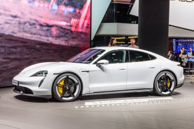 Frankfurt, Almanya - Eylül 2019: beyaz Porsche Taycan Turbo S 