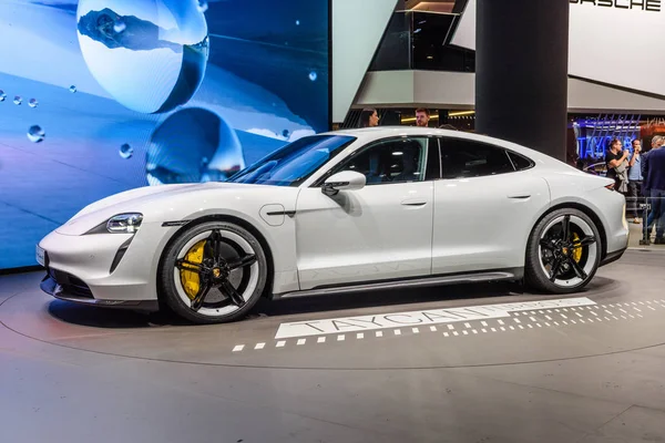 Frankfurt, Duitsland-Sept 2019: witte Porsche Taycan Turbo S is — Stockfoto