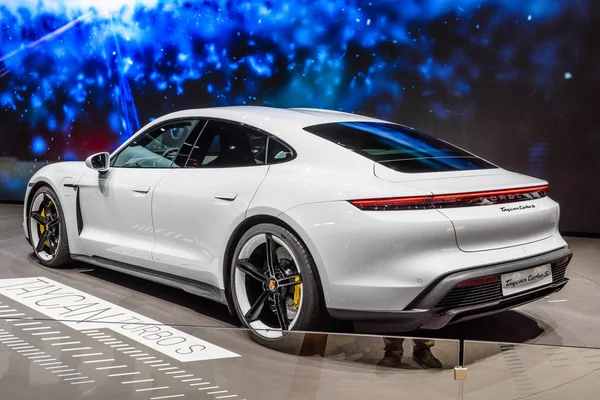 FRANKFURT, ALEMANIA - SEPTIEMBRE 2019: PORSCHE TAYCAN TURBO S blanco es — Foto de Stock