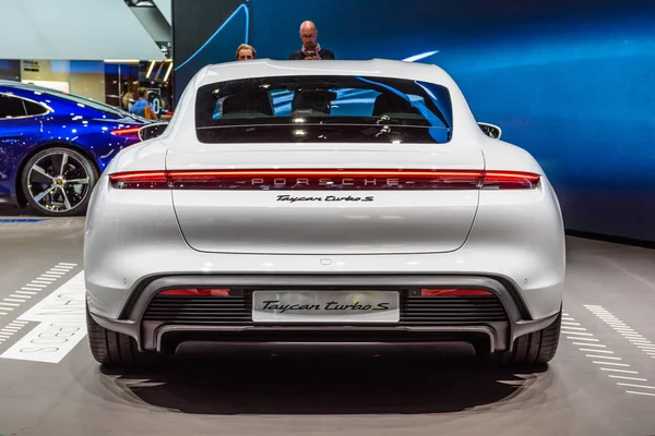 Франкфурт, Німеччина-Вересень 2019: білий Porsche Тайкан Turbo S є — стокове фото
