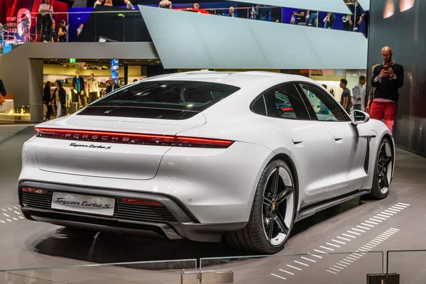 Frankfurt, Duitsland-Sept 2019: witte Porsche Taycan Turbo S is — Stockfoto