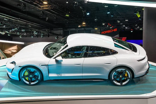 FRANKFURT, ALEMANIA - SEPTIEMBRE 2019: PORSCHE TAYCAN TURBO S blanco es — Foto de Stock