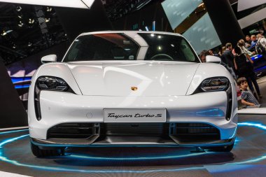 Frankfurt, Almanya - Eylül 2019: beyaz Porsche Taycan Turbo S 