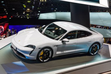 Frankfurt, Almanya - Eylül 2019: beyaz Porsche Taycan Turbo S 