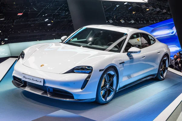 Frankfurt, Duitsland-Sept 2019: witte Porsche Taycan Turbo S is — Stockfoto