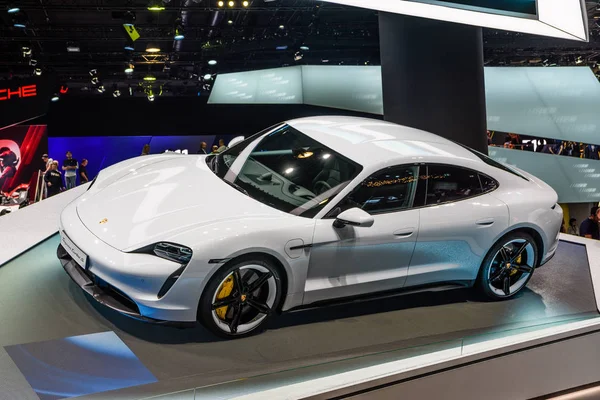 Frankfurt, Duitsland-Sept 2019: witte Porsche Taycan Turbo S is — Stockfoto