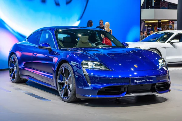 Frankfurt, Duitsland-Sept 2019: blauwe Porsche Taycan Turbo S is een — Stockfoto