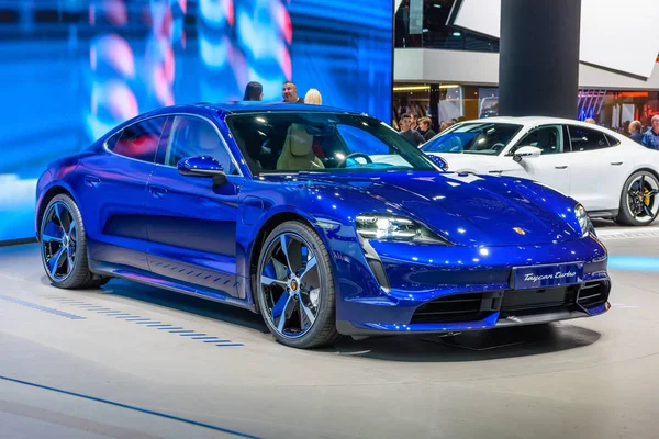 Frankfurt, Tyskland-sept 2019: blå Porsche Taycan turbo S är en — Stockfoto