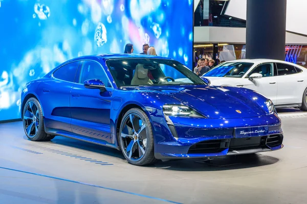 Frankfurt, Duitsland-Sept 2019: blauwe Porsche Taycan Turbo S is een — Stockfoto