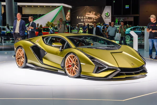 FRANKFURT, ALEMANHA - SEPT 2019: amarelo dourado LAMBORGHINI SIAN F — Fotografia de Stock