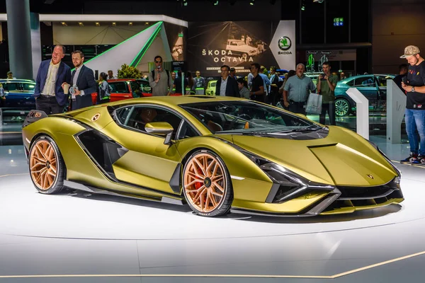 FRANKFURT, ALEMANHA - SEPT 2019: amarelo dourado LAMBORGHINI SIAN F — Fotografia de Stock