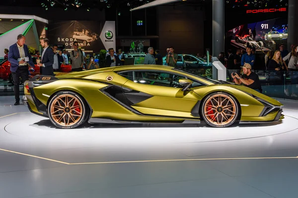 Frankfurt, Tyskland-sept 2019: gul gyllene Lamborghini Sian F — Stockfoto