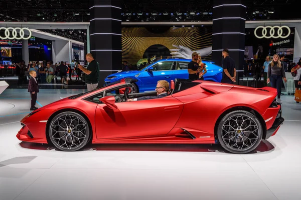 Frankfurt, Tyskland-sept 2019: rosa Cabrio sportbil Lamborghini — Stockfoto