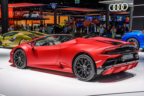 FRANKFURT, ALEMANIA - SEPTIEMBRE 2019: coche deportivo rosa cabrio LAMBORGHI —  Fotos de Stock