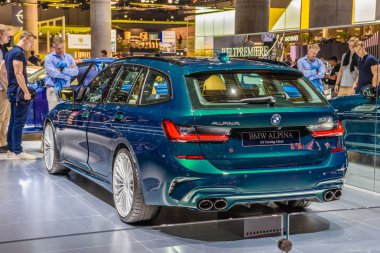Frankfurt, Almanya - Eylül 2019: yeşil zümrüt Bmw Alpina B3 Turu