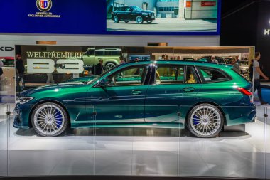 Frankfurt, Almanya - Eylül 2019: yeşil zümrüt Bmw Alpina B3 Turu